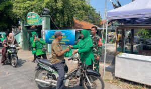 Doc. Penyerahan bantuan secara simbolis kepada perwakilan warga dalam kegiatan sosial yang berlangsung pada Jumat (17/10/2025). Kegiatan ini bertujuan mempererat kebersamaan dan kepedulian terhadap sesama. (Benny Rusli).