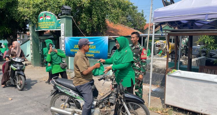 Doc. Penyerahan bantuan secara simbolis kepada perwakilan warga dalam kegiatan sosial yang berlangsung pada Jumat (17/10/2025). Kegiatan ini bertujuan mempererat kebersamaan dan kepedulian terhadap sesama. (Benny Rusli).