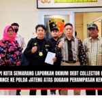 Doc. Ketua DPC Kota Semarang FERADI WPI, Sukindar, C.S.H., C.PFW., C.MDF., bersama tim hukum dan perwakilan korban Tasriah dan Mulyani, berada di depan Kantor Polda Jawa Tengah usai menyerahkan surat tanda terima laporan resmi kepada penyidik Ditreskrimum Polda Jateng, Jumat (17/10/2025). Pelaporan dilakukan terkait dugaan perampasan satu unit kendaraan oleh oknum debt collector yang mengaku sebagai utusan Mandiri Tunas Finance Cabang Semarang. (Foto: Ilma | Kontributor – KawanJariNews.com).