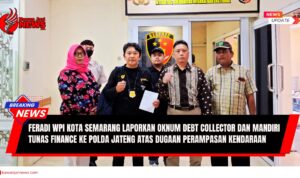 Doc. Ketua DPC Kota Semarang FERADI WPI, Sukindar, C.S.H., C.PFW., C.MDF., bersama tim hukum dan perwakilan korban Tasriah dan Mulyani, berada di depan Kantor Polda Jawa Tengah usai menyerahkan surat tanda terima laporan resmi kepada penyidik Ditreskrimum Polda Jateng, Jumat (17/10/2025). Pelaporan dilakukan terkait dugaan perampasan satu unit kendaraan oleh oknum debt collector yang mengaku sebagai utusan Mandiri Tunas Finance Cabang Semarang. (Foto: Ilma | Kontributor – KawanJariNews.com).