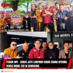 Doc. Pengacara senior Advokat Donny Andretti bersama tim FERADI WPI – Subur Jaya Lawfirm berfoto di depan kantor Bursa Mobil TAV Semarang usai acara pembukaan, sambil menunjukkan surat undangan resmi kegiatan. (FERADI WPI Official).