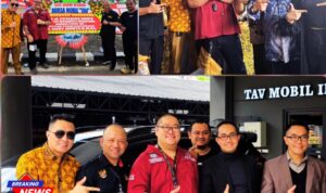 Doc. Pengacara senior Advokat Donny Andretti bersama tim FERADI WPI – Subur Jaya Lawfirm berfoto di depan kantor Bursa Mobil TAV Semarang usai acara pembukaan, sambil menunjukkan surat undangan resmi kegiatan. (FERADI WPI Official).