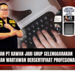 Doc. Ketua Umum Ikatan Wartawan Jagat Raya Indonesia, Donny Andretti, S.H., S.Kom., M.Kom., C.Md., C.PFW., C.MDF., C.JKJ., tampak pada klosase lingkaran kecil di bagian depan terlihat tangkapan layar flayer kegiatan Pelatihan Wartawan Bersertifikat Profesional yang diselenggarakan oleh IWJRI bekerja sama dengan PT Kawan Jari Grup. (Foto: IWJRI Official).