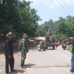 Doc. Anggota Koramil 0501/Subang Sertu Agis Hilman memantau jalannya kegiatan Ruatan Bumi dan Karnaval di Dusun III Kampung Sumurbarang, Desa Sumurbarang, Kecamatan Cibogo, Kabupaten Subang, yang berlangsung meriah dan diikuti antusias warga setempat. (Foto: Benny Rusli).