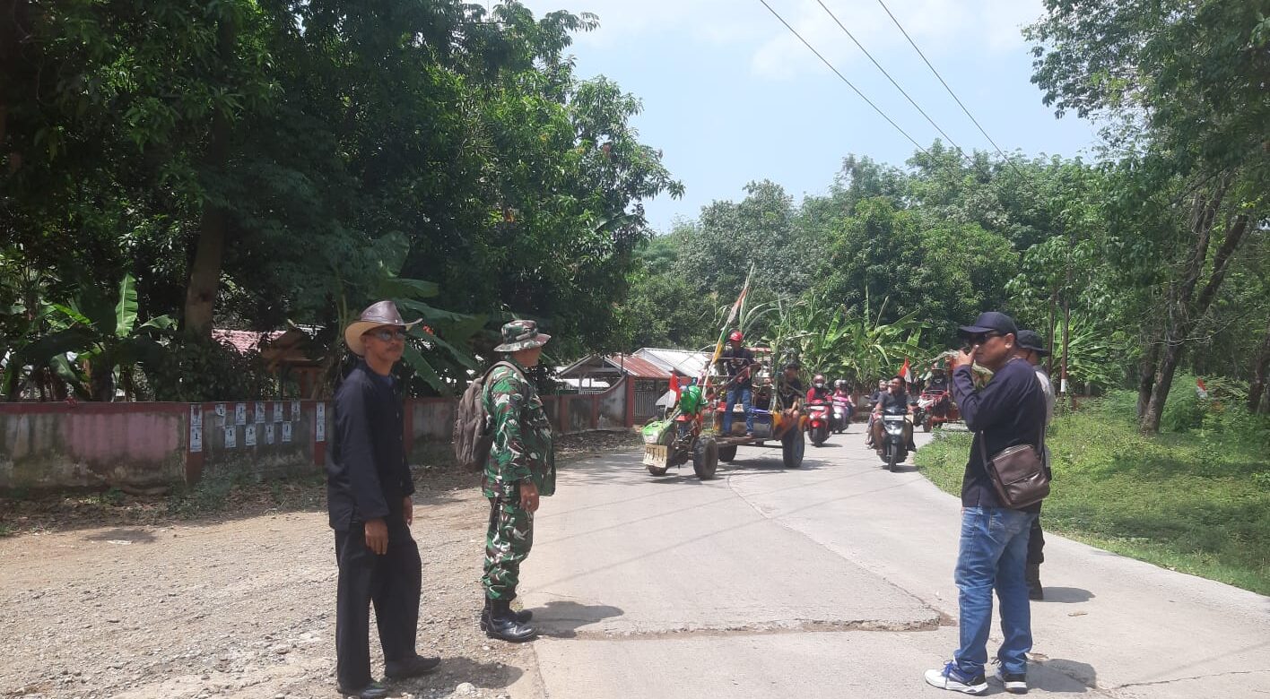 Doc. Anggota Koramil 0501/Subang Sertu Agis Hilman memantau jalannya kegiatan Ruatan Bumi dan Karnaval di Dusun III Kampung Sumurbarang, Desa Sumurbarang, Kecamatan Cibogo, Kabupaten Subang, yang berlangsung meriah dan diikuti antusias warga setempat. (Foto: Benny Rusli).