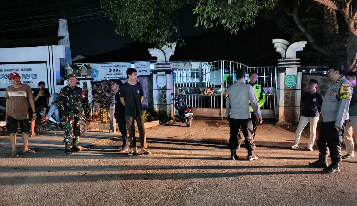 Doc. Anggota Koramil 0502/Pagaden melakukan patroli malam di wilayah Kecamatan Pagaden, menyambangi warga dan memantau situasi lingkungan guna memastikan keamanan dan ketertiban masyarakat tetap terjaga. (Foto: Benny Rusli).
