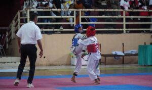 Doc. Sejumlah atlet taekwondo tengah bertarung dengan penuh semangat dalam ajang “Kodim Subang Taekwondo Championship 2025” di GOR Gotong Royong Subang, Minggu (19/10/2025). Kegiatan yang digelar dalam rangka memperingati HUT ke-80 TNI ini diikuti ratusan peserta dari berbagai daerah di wilayah Pantura Jawa Barat. (Foto: Benny Rusli).
