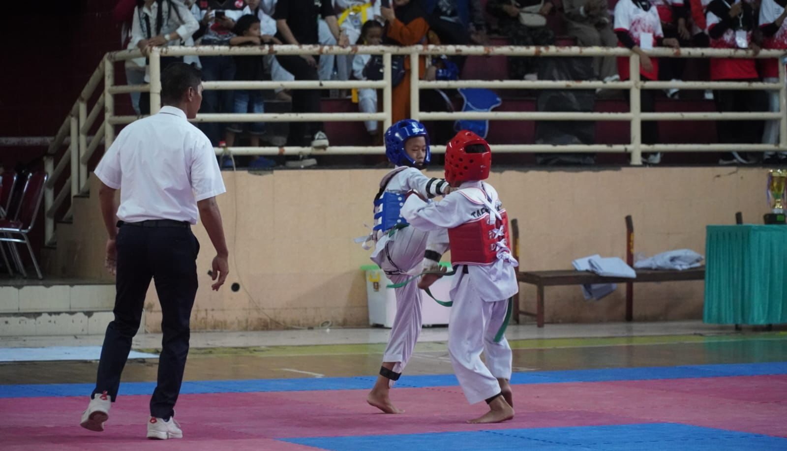 Doc. Sejumlah atlet taekwondo tengah bertarung dengan penuh semangat dalam ajang “Kodim Subang Taekwondo Championship 2025” di GOR Gotong Royong Subang, Minggu (19/10/2025). Kegiatan yang digelar dalam rangka memperingati HUT ke-80 TNI ini diikuti ratusan peserta dari berbagai daerah di wilayah Pantura Jawa Barat. (Foto: Benny Rusli).