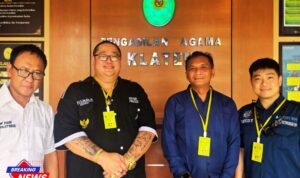 Doc. Tim Kuasa Hukum dari Subur Jaya Lawfirm – FERADI WPI berfoto bersama usai mengikuti sidang lanjutan Aanmaning di Pengadilan Agama Klaten, Senin (20/10/2025). Sidang dengan Nomor Perkara 0009/Pdt.Eks.HT/2025/PA.Klt tersebut merupakan pertemuan ketiga setelah sebelumnya sempat ditunda untuk memberi kesempatan mediasi di luar pengadilan. (Foto: Nabila – Kontributort | KawanJariNews.com).