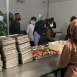 Doc. Pelda Triyono, anggota Koramil 0503/Kalijati, saat melakukan pengecekan kebersihan dan kualitas bahan makanan di Dapur SPPG Kecamatan Dawuan dalam rangka pengawasan program Makan Bergizi Gratis (MBG). (Foto: Benny Rusli).