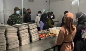 Doc. Pelda Triyono, anggota Koramil 0503/Kalijati, saat melakukan pengecekan kebersihan dan kualitas bahan makanan di Dapur SPPG Kecamatan Dawuan dalam rangka pengawasan program Makan Bergizi Gratis (MBG). (Foto: Benny Rusli).