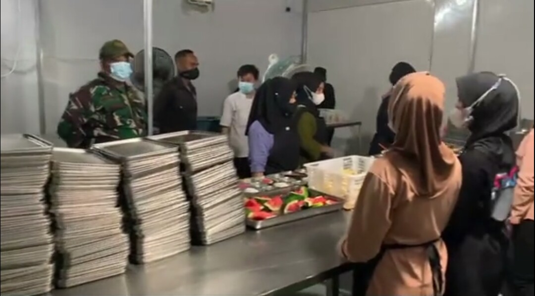 Doc. Pelda Triyono, anggota Koramil 0503/Kalijati, saat melakukan pengecekan kebersihan dan kualitas bahan makanan di Dapur SPPG Kecamatan Dawuan dalam rangka pengawasan program Makan Bergizi Gratis (MBG). (Foto: Benny Rusli).