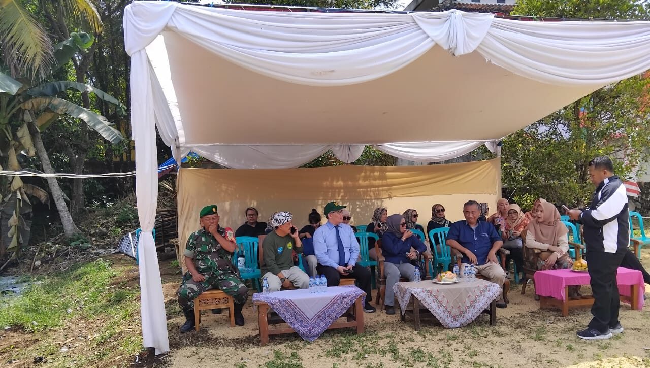 Doc. Danramil 0504/Sagalaherang Peltu Irman K. bersama Babinsa saat menghadiri kegiatan Trip Observasi 2025 SMA Labschool Cirendeu di Desa Sukamandi, Kecamatan Sagalaherang, Subang. (Foto: Benny Rusli).