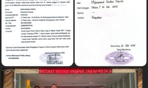 Doc. Tim Hukum FERADI WPI – Subur Jaya & Rekan usai menyerahkan surat pengaduan resmi di Direktorat Reserse Kriminal Umum (Ditreskrimum) dan Bidpropam Polda Jawa Tengah, Selasa (21/10/2025). Dalam foto tampak para advokat menunjukkan tanda terima laporan pengaduan terkait dugaan perampasan mobil oleh oknum debt collector, oknum pembiayaan, dan oknum kepolisian. (Foto: Wakid Nur Hidayanto, C.JKJ).