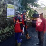 Doc. Warga Desa Jambelaer bersama bergotong royong memperbaiki jalan menuju area makam di Kampung Melong RT 17/07, Kecamatan Dawuan, Subang. Kegiatan karya bakti ini dilakukan dengan pengaspalan hotmix guna mempermudah akses masyarakat dan meningkatkan kenyamanan dalam aktivitas sosial serta keagamaan di desa. (Benny Rusli).