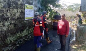 Doc. Warga Desa Jambelaer bersama bergotong royong memperbaiki jalan menuju area makam di Kampung Melong RT 17/07, Kecamatan Dawuan, Subang. Kegiatan karya bakti ini dilakukan dengan pengaspalan hotmix guna mempermudah akses masyarakat dan meningkatkan kenyamanan dalam aktivitas sosial serta keagamaan di desa. (Benny Rusli).