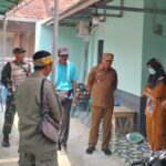 Doc. Tim Puskesmas Patokbeusi, Camat Patokbeusi, dan Kapolsek Patokbeusi saat meninjau langsung kegiatan fogging di kawasan pemukiman warga Desa Jatiragas Hilir, Kecamatan Patokbeusi, Subang. (Benny Rusli).