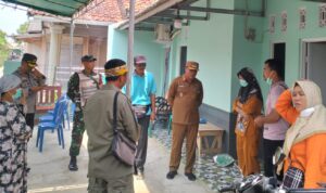 Doc. Tim Puskesmas Patokbeusi, Camat Patokbeusi, dan Kapolsek Patokbeusi saat meninjau langsung kegiatan fogging di kawasan pemukiman warga Desa Jatiragas Hilir, Kecamatan Patokbeusi, Subang. (Benny Rusli).