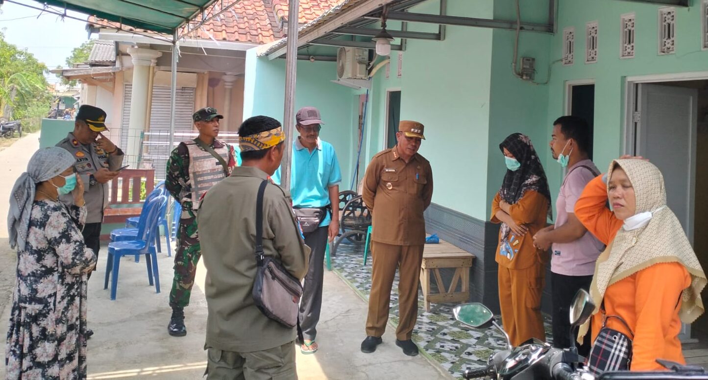 Doc. Tim Puskesmas Patokbeusi, Camat Patokbeusi, dan Kapolsek Patokbeusi saat meninjau langsung kegiatan fogging di kawasan pemukiman warga Desa Jatiragas Hilir, Kecamatan Patokbeusi, Subang. (Benny Rusli).