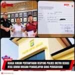 Doc. Kolase foto menampilkan tanda terima laporan aduan dugaan tindak pidana penggelapan dana perusahaan yang telah diserahkan ke Polres Metro Bekasi. Terlihat Adv. Donny Andretti, S.H., S.Kom., M.Kom., bersama pemberi kuasa (korban) dan David Yuwono, S.E., M.B.A., saat memegang salinan tanda terima laporan sebagai bukti resmi pengaduan. Pada latar kolase, tampak gedung Polres Metro Bekasi sebagai lokasi tempat laporan tersebut diterima. (Foto: Nabila – Kontributor | KawanJariNews.com).