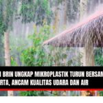 Doc. Ilustrasi suasana hujan di kawasan perkotaan Jakarta. Gambar ini hanya bersifat ilustratif. Ilustrasi ini digunakan untuk memberikan konteks visual terkait temuan partikel mikroplastik dalam air hujan yang berasal dari aktivitas manusia seperti serat pakaian sintetis, debu kendaraan, dan pembakaran sampah plastik sebagai isu yang menyoroti pentingnya pengelolaan lingkungan dan kesadaran publik terhadap dampak mikroplastik. (NR | KawanJariNews.com).
