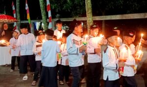 Semarak Hari Santri Nasional, Yayasan Madin dan TPQ Darussalam Gelar Pawai Obor di Kendalsari Pemalang Doc. Suasana semarak kegiatan Pawai Obor dalam rangka memperingati Hari Santri Nasional di Dusun Dronjong, Desa Kendalsari, Kecamatan Petarukan, Kabupaten Pemalang. Para santri, ustaz, ustazah, dan wali santri tampak antusias mengikuti pawai meski cuaca sempat diguyur hujan. (Foto: Soleh .HM).
