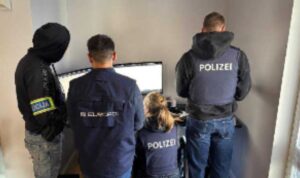 Doc. Petugas kepolisian nasional bersama perwakilan Europol memeriksa barang bukti dan perangkat elektronik di lokasi penggerebekan jaringan ‘SIMCARTEL. (Sumber Foto: www.europol.europa.eu).