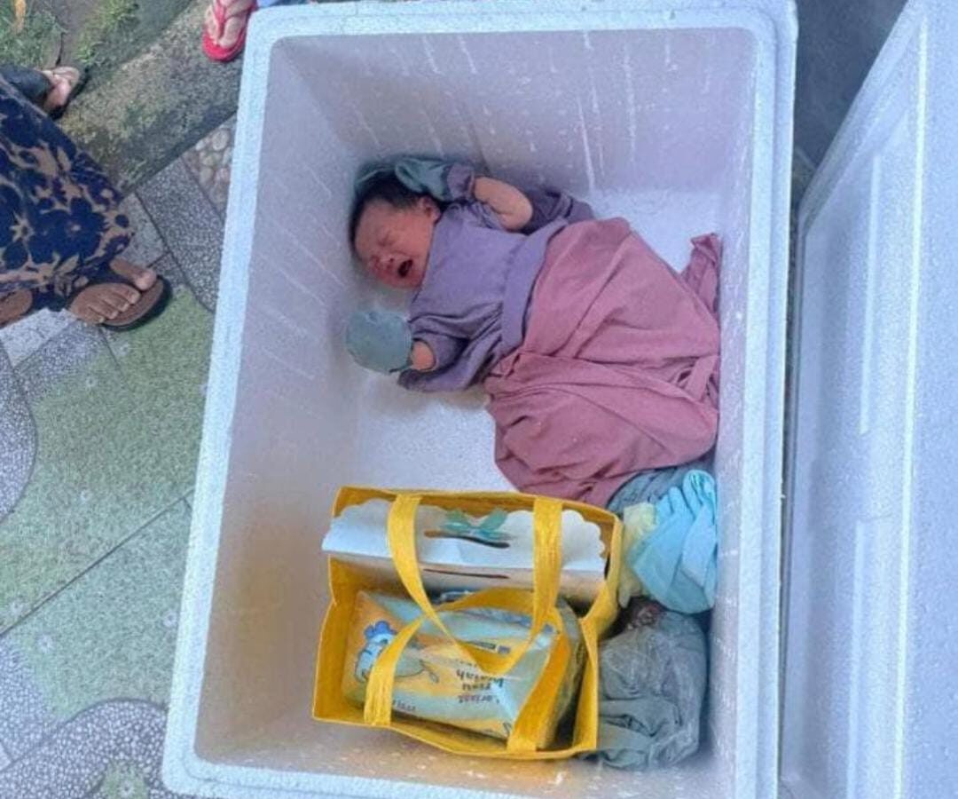 Doc. Seorang bayi ditemukan di dalam kotak berwarna putih di pinggir jalan Dusun Ngentak Beloran, Kalurahan Sumberharjo, Kapanewon Prambanan, Sleman, pada Sabtu (25/10) pagi. Di dalam kotak turut ditemukan perlengkapan bayi yang disertakan bersama. (Foto: Filemon Gunawan).