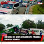Doc. Petugas kepolisian bersama tim evakuasi tengah melakukan olah tempat kejadian perkara (TKP) di lokasi bus pariwisata bernomor polisi DK 9296 AH yang teperosok dan menabrak pembatas jalan di Exit Tol 312B Pemalang, Jawa Tengah, Sabtu (25/10/2025) pagi. (Foto: Sriyanto).