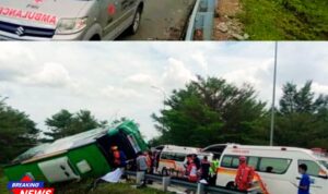 Doc. Petugas kepolisian bersama tim evakuasi tengah melakukan olah tempat kejadian perkara (TKP) di lokasi bus pariwisata bernomor polisi DK 9296 AH yang teperosok dan menabrak pembatas jalan di Exit Tol 312B Pemalang, Jawa Tengah, Sabtu (25/10/2025) pagi. (Foto: Sriyanto).