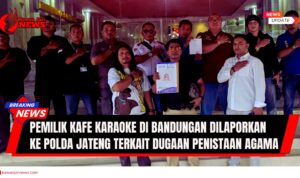 Doc. Pelapor Miftakul Ma’na (tengah) bersama kuasa hukumnya, Advokat Donny Andretti, S.H., S.Kom., M.Kom., dan tim dari FERADI WPI berfoto di depan Kantor Polda Jawa Tengah usai proses pelaporan dugaan penistaan agama yang terjadi di wilayah Bandungan, Kabupaten Semarang. (Foto: Nabila).