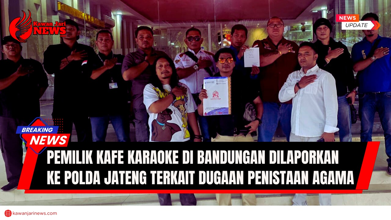 Doc. Pelapor Miftakul Ma’na (tengah) bersama kuasa hukumnya, Advokat Donny Andretti, S.H., S.Kom., M.Kom., dan tim dari FERADI WPI berfoto di depan Kantor Polda Jawa Tengah usai proses pelaporan dugaan penistaan agama yang terjadi di wilayah Bandungan, Kabupaten Semarang. (Foto: Nabila).