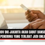 Doc. Ilustrasi seseorang melakukan transaksi daring menggunakan kartu dan laptop, menggambarkan maraknya praktik judi online di Indonesia yang turut melibatkan sebagian penerima bantuan sosial. Gambar ini hanya bersifat ilustratif dan tidak merepresentasikan kejadian atau individu sebenarnya. (Isu ilustrasi: transparansi, akuntabilitas penggunaan dana sosial, serta upaya pemerintah dalam penegakan regulasi terhadap penyalahgunaan bansos untuk aktivitas ilegal). (NR | KawanJariNews.com).