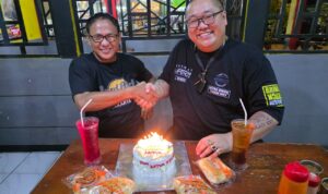 Doc. Wakil Ketua Umum III DPP FERADI WPI, M. Arifin, S.H., M.H., S.Sos., M.M., C.PFW., C.MDF., C.JKJ. (kiri) berjabat tangan dengan Ketua Umum FERADI WPI, Advokat Donny Andretti, S.H., S.Kom., M.Kom., C.Md., C.PFW., C.MDF., C.JKJ. (kanan), dalam momen perayaan ulang tahun ke-52 Arifin di salah satu rumah makan di Semarang, Kamis (31/10/2025). Suasana hangat dan penuh keakraban mewarnai acara sederhana tersebut. (Foto: Nabila).