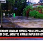 Doc. Nampak seorang pengendara motor berusaha mendorong kendaraannya yang mogok di tengah genangan air di Jalan Kemang Selatan, Jakarta Selatan (Kamis, 30/10/2025). Beberapa warga sekitar terlihat membantu mendorong motor tersebut agar dapat keluar dari area banjir. Situasi ini menggambarkan kepadatan dan kepanikan warga saat berjuang melintasi genangan air tinggi akibat luapan Kali Krukut yang menyebabkan kawasan Kemang lumpuh pada Kamis malam. (NR | KawanJariNews.com).