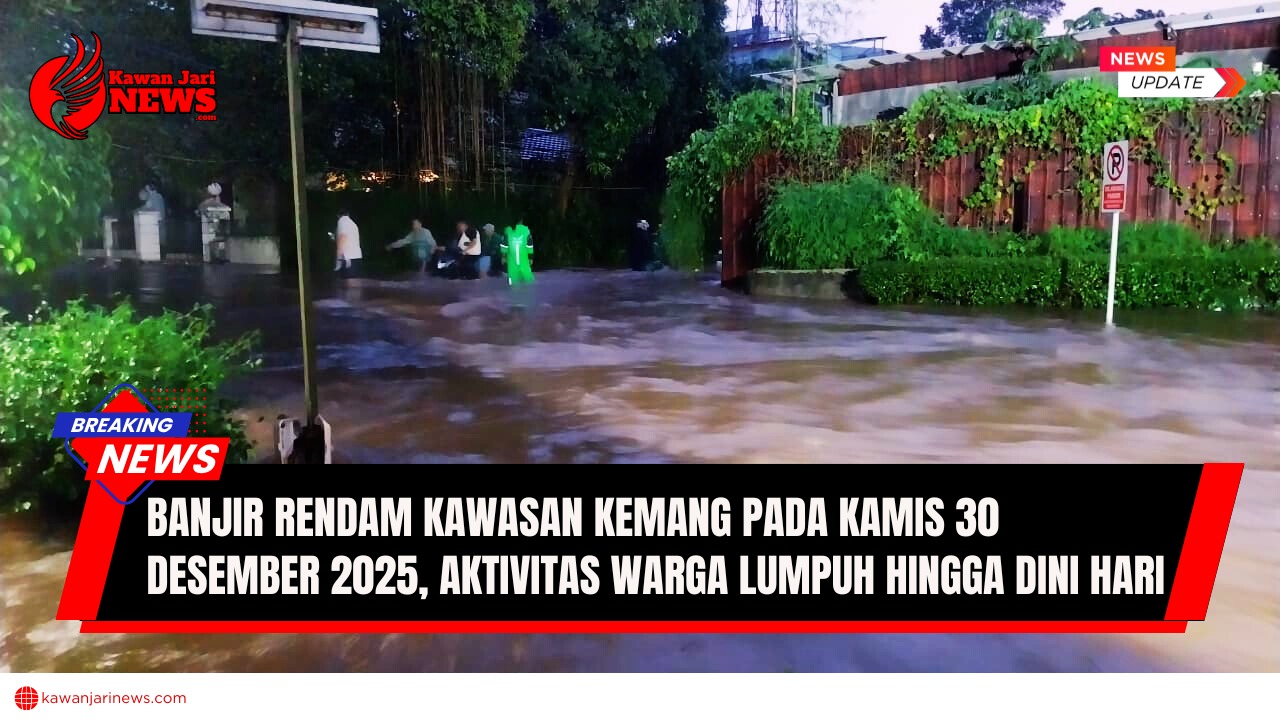 Doc. Nampak seorang pengendara motor berusaha mendorong kendaraannya yang mogok di tengah genangan air di Jalan Kemang Selatan, Jakarta Selatan (Kamis, 30/10/2025). Beberapa warga sekitar terlihat membantu mendorong motor tersebut agar dapat keluar dari area banjir. Situasi ini menggambarkan kepadatan dan kepanikan warga saat berjuang melintasi genangan air tinggi akibat luapan Kali Krukut yang menyebabkan kawasan Kemang lumpuh pada Kamis malam. (NR | KawanJariNews.com).