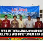 Doc. Ketua Panitia Lelang, Robikhin, S.H, bersama panitia dan perwakilan peserta berfoto bersama di depan spanduk kegiatan Lelang Aset Desa dan Tanah Kas Desa Sawahjoho, yang digelar secara terbuka di Aula Balai Desa Sawahjoho, Kecamatan Warungasem, Kabupaten Batang, Jumat malam (31/10/2025). Kegiatan ini mencatat rekor hasil lelang tertinggi sejak desa berdiri, dengan nilai total mencapai sekitar Rp250 juta. (Foto: Riskon).