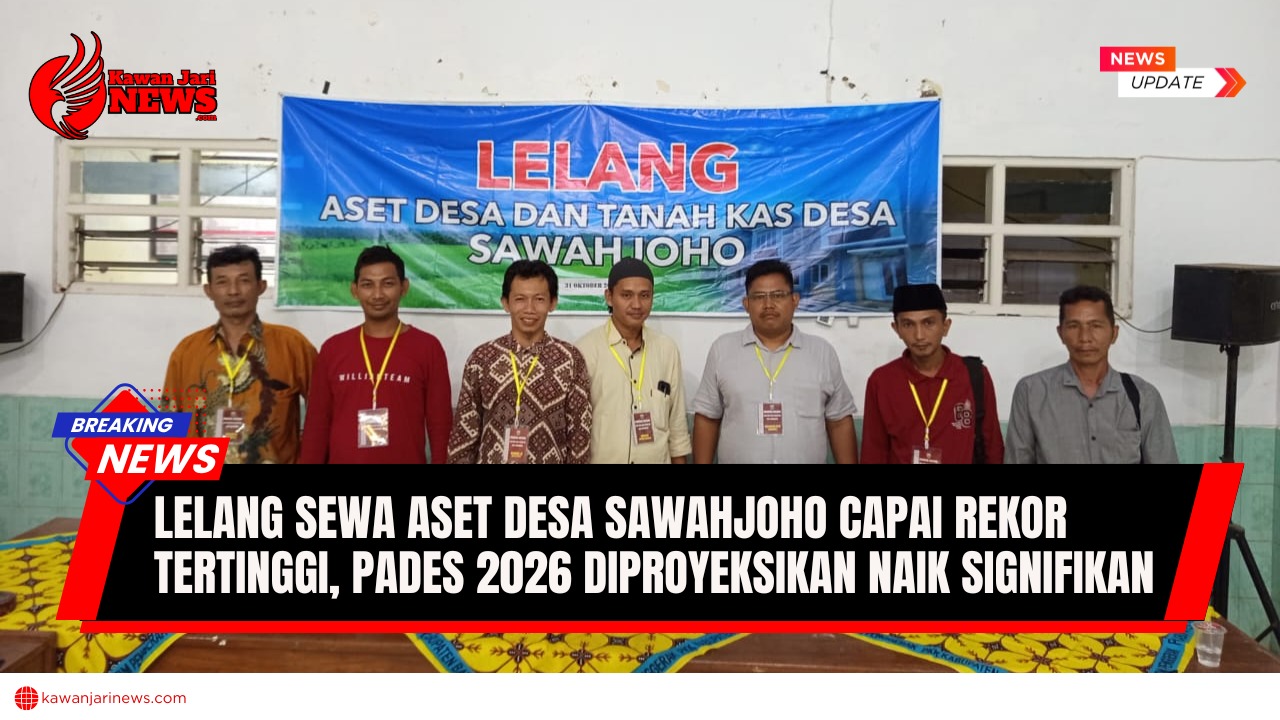 Doc. Ketua Panitia Lelang, Robikhin, S.H, bersama panitia dan perwakilan peserta berfoto bersama di depan spanduk kegiatan Lelang Aset Desa dan Tanah Kas Desa Sawahjoho, yang digelar secara terbuka di Aula Balai Desa Sawahjoho, Kecamatan Warungasem, Kabupaten Batang, Jumat malam (31/10/2025). Kegiatan ini mencatat rekor hasil lelang tertinggi sejak desa berdiri, dengan nilai total mencapai sekitar Rp250 juta. (Foto: Riskon).