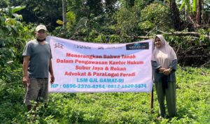 Doc. Pemilik lahan berdiri di area tanah sengketa di Desa Gedong, Kecamatan Patean, Kabupaten Kendal. Spanduk bertuliskan “Tanah Dalam Pengawasan Kantor Hukum Subur Jaya & Rekan, Advokat dan Paralegal FERADI WPI, LSM GJL GAMAT-RI” dipasang sebagai tanda bahwa lahan tersebut sedang dalam pendampingan hukum. (Sumber: Dokumentasi Kuasa Hukum FERADI WPI).