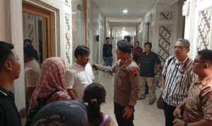 Doc. Kabidhumas Polda Jateng Kombes Pol Artanto berdialog dengan perwakilan warga Kabupaten Pati di salah satu koridor Mapolda Jateng, Selasa (4/11/2025). Audiensi berlangsung tertib dan kondusif sebagai bentuk keterbukaan Polri dalam menampung aspirasi masyarakat. (Foto: Sriyanto).
