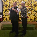 Doc. Ketua FERADI WPI Kabupaten Lebak, Fam Fuk Tjhok atau yang akrab disapa Uun (kanan), bersama Ketua Umum FERADI WPI, Adv. Donny Andretti, S.H., S.Kom., M.Kom., CMD., C.PFW., C.MDF. (kiri), Uun memberikan dukungan terhadap kinerja Plt Kepala Dinas Kesehatan Kabupaten Lebak, Endang Komarudin, di Rangkasbitung, Rabu (5/11/2025). (Sumber: Dokumentasi FERADI WPI Lebak).