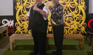 Doc. Ketua FERADI WPI Kabupaten Lebak, Fam Fuk Tjhok atau yang akrab disapa Uun (kanan), bersama Ketua Umum FERADI WPI, Adv. Donny Andretti, S.H., S.Kom., M.Kom., CMD., C.PFW., C.MDF. (kiri), Uun memberikan dukungan terhadap kinerja Plt Kepala Dinas Kesehatan Kabupaten Lebak, Endang Komarudin, di Rangkasbitung, Rabu (5/11/2025). (Sumber: Dokumentasi FERADI WPI Lebak).