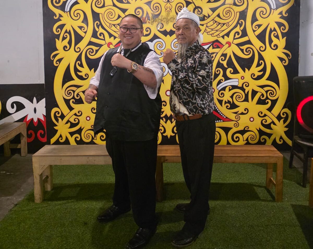 Doc. Ketua FERADI WPI Kabupaten Lebak, Fam Fuk Tjhok atau yang akrab disapa Uun (kanan), bersama Ketua Umum FERADI WPI, Adv. Donny Andretti, S.H., S.Kom., M.Kom., CMD., C.PFW., C.MDF. (kiri), Uun memberikan dukungan terhadap kinerja Plt Kepala Dinas Kesehatan Kabupaten Lebak, Endang Komarudin, di Rangkasbitung, Rabu (5/11/2025). (Sumber: Dokumentasi FERADI WPI Lebak).