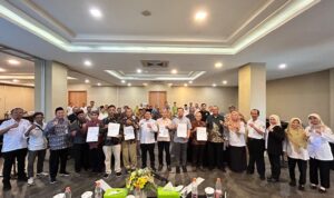 Doc. Kepala Disdukcapil Kabupaten Kebumen, Jamal Darwanto, S.E., M.M., bersama para narasumber dan tokoh agama dari berbagai denominasi berfoto bersama usai kegiatan Rapat Koordinasi Sinergi Disdukcapil dengan Tokoh Agama yang digelar di Ruang Jembangan, Hotel Grand Kolopaking, Kebumen, Rabu (5/11/2025). (Foto: Budi Setiyanto).