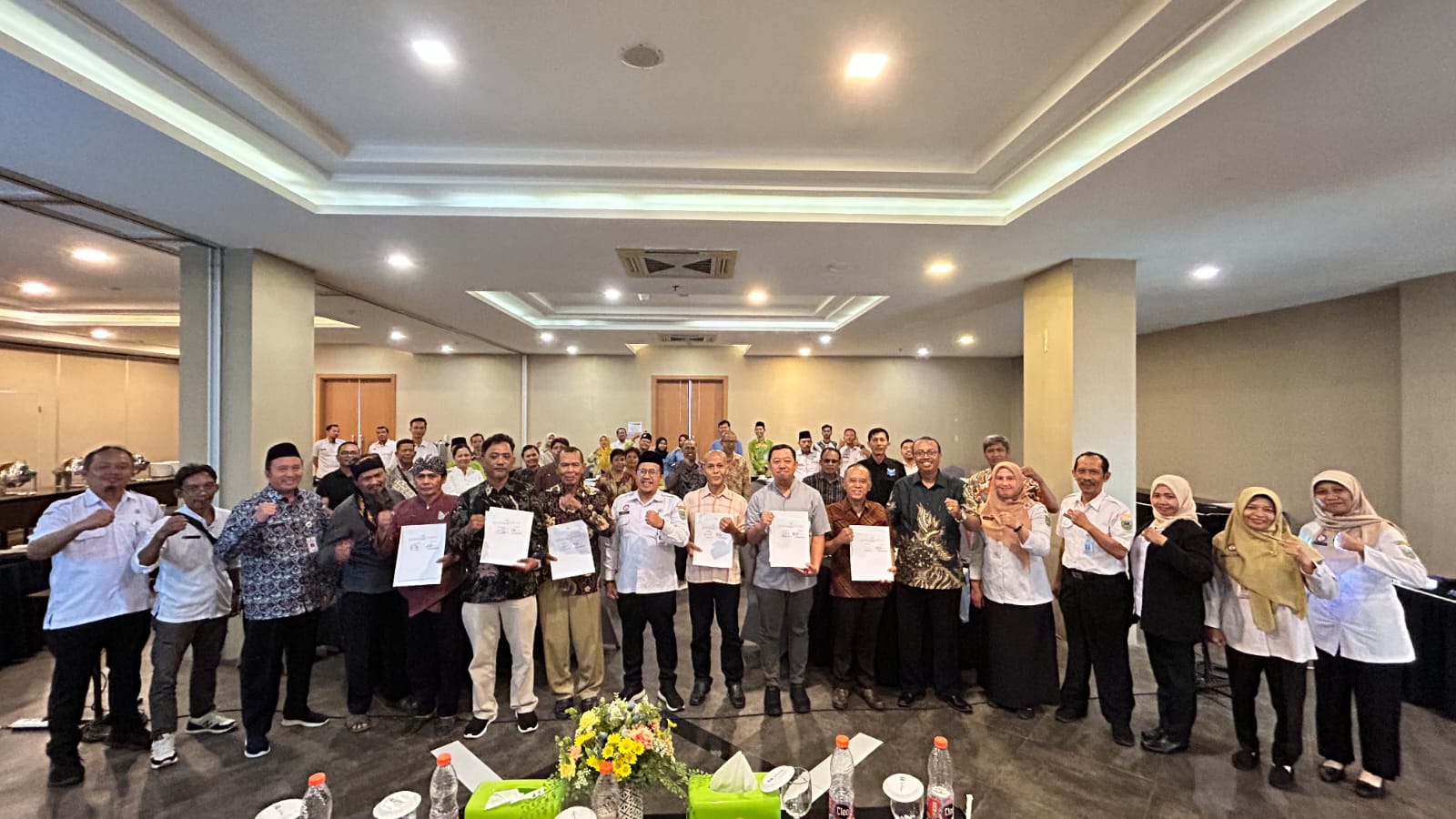 Doc. Kepala Disdukcapil Kabupaten Kebumen, Jamal Darwanto, S.E., M.M., bersama para narasumber dan tokoh agama dari berbagai denominasi berfoto bersama usai kegiatan Rapat Koordinasi Sinergi Disdukcapil dengan Tokoh Agama yang digelar di Ruang Jembangan, Hotel Grand Kolopaking, Kebumen, Rabu (5/11/2025). (Foto: Budi Setiyanto).