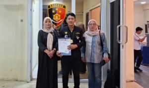 Doc. Rubiyati, warga Desa Gedong, Kecamatan Patean, Kabupaten Kendal, didampingi tim kuasa hukum dari FERADI WPI, menunjukkan surat tanda terima laporan polisi usai melapor ke Ditreskrimum Polda Jawa Tengah, Rabu (6/11/2025). Pelaporan dilakukan terkait dugaan tindak pidana pencurian dan penebangan pohon di lahan miliknya yang sebelumnya menjadi objek sengketa lelang tanah. (Foto: Ilma – Kontributor | KawanJariNews.com).