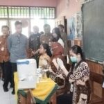 Doc. Wakil Presiden RI Gibran Rakabuming Raka meninjau proses cek kesehatan dan imunisasi bagi siswa SD Ledok 05 Salatiga, Jumat (7/11/2025). Tampak Wapres Gibran berdialog dengan petugas medis di dalam kelas saat pelaksanaan vaksinasi difteri-tetanus (DT) untuk siswa kelas 5. (Sumber Foto: ANTARA.COM).