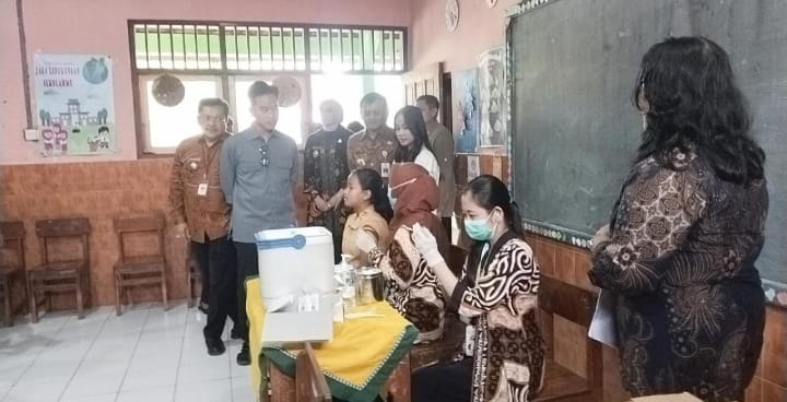 Doc. Wakil Presiden RI Gibran Rakabuming Raka meninjau proses cek kesehatan dan imunisasi bagi siswa SD Ledok 05 Salatiga, Jumat (7/11/2025). Tampak Wapres Gibran berdialog dengan petugas medis di dalam kelas saat pelaksanaan vaksinasi difteri-tetanus (DT) untuk siswa kelas 5. (Sumber Foto: ANTARA.COM).