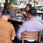 Doc. Danramil 0513/Jalancagak Kapten Inf Alexgro bersama Kapolsek Jalancagak Kompol Dede Sulaiman dan Camat Ciater Alex Nursalam, SSTP., tampak berdiskusi dalam kegiatan Komunikasi Sosial (Komsos) di Desa Cisaat, Kecamatan Ciater, Kabupaten Subang, Jumat (7/11/2025). (Sumber Foto: Kodim 0605 Subang).