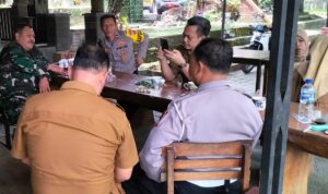 Doc. Danramil 0513/Jalancagak Kapten Inf Alexgro bersama Kapolsek Jalancagak Kompol Dede Sulaiman dan Camat Ciater Alex Nursalam, SSTP., tampak berdiskusi dalam kegiatan Komunikasi Sosial (Komsos) di Desa Cisaat, Kecamatan Ciater, Kabupaten Subang, Jumat (7/11/2025). (Sumber Foto: Kodim 0605 Subang).